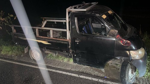 Mobil pikap pengangkut rombongan Nyongkolan alami lakalantas di depan SMPN 5 Batukliang, Desa Barabali, Kecamatan Batukliang, Lombok Tengah, Minggu, (20/4/2025). (Istimewa)