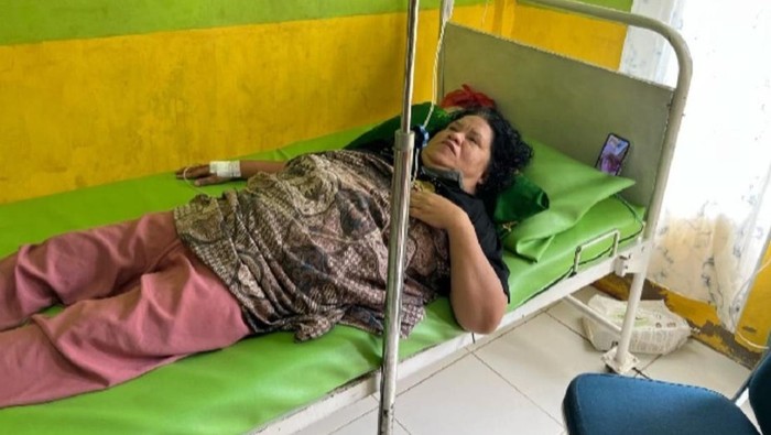 Nenek Maimunah mendapat perawatan usai tertimpa atap rumah