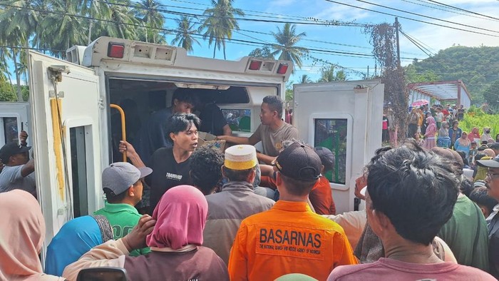 Tim SAR evakuasi jasad bocah perempuan tewas terseret arus saat mandi di sungai Parigi Moutong.