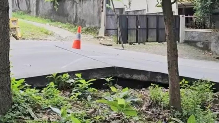 Patahan di Jalan Trangkil, Kecamatan Gunungpati, Kota Semarang, Minggu (20/4/2025).