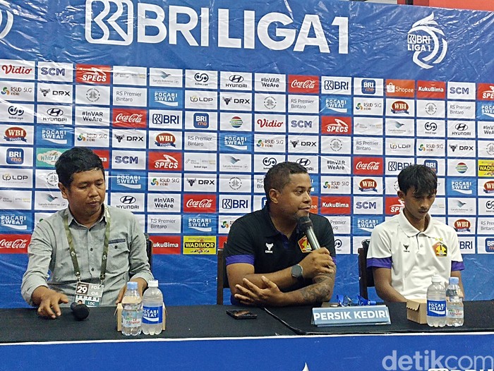 Pelatih dan pemain Persik Kediri saat press conference