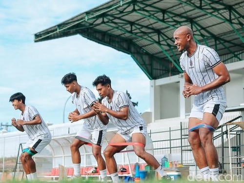 Pemain Perseden Denpasar saat melakoni latihan jelang perhelatan Liga 4 Nasional di Stadion I Gusti Ngurah Rai mulai 22 April 2025.