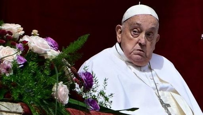 Pope Francis stands on the main balcony of St. Peters basilica during the Urbi et Orbi message and blessing to the city and the world as part of Easter celebrations, at St Peters square in the Vatican on April 20, 2025. (Photo by Tiziana FABI / AFP)