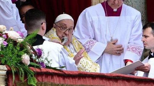 Pope Francis stands on the main balcony of St. Peters basilica during the Urbi et Orbi message and blessing to the city and the world as part of Easter celebrations, at St Peters square in the Vatican on April 20, 2025. (Photo by Tiziana FABI / AFP)