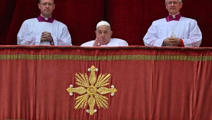 Pope Francis stands on the main balcony of St. Peters basilica during the Urbi et Orbi message and blessing to the city and the world as part of Easter celebrations, at St Peters square in the Vatican on April 20, 2025. (Photo by Tiziana FABI / AFP)