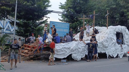 Pemuda Gereja GMIT Maranatha Oebufu menghias truk untuk Pawai Paskah 2025, Minggu (20/4/2025). Pawai Paskah 2025 akan digelar di Kota Kupang, NTT, Senin (21/4/2025). (Simon Selly/detikBali)