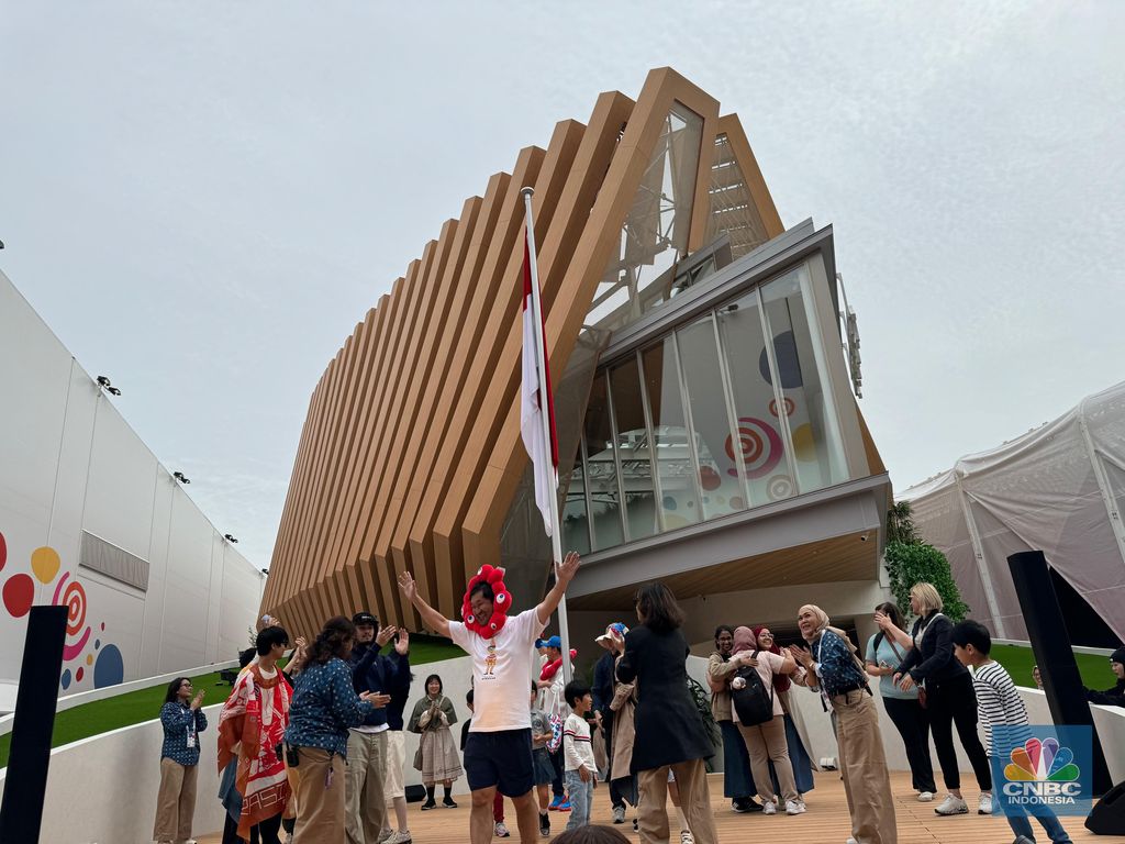 Pengunjung Ikut Poco-poco di Paviliun Indonesia. (CNBC Indonesia/Maikel Jefriando)