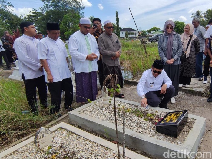 Pengurus Asprov Kalsel berziarah ke makam tokoh sepakbola jelang HUT PSSI ke-95