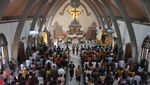 Umat Katolik di Bali Berbusana Adat Saat Misa Paskah