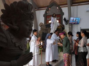 Umat Katolik di Bali Berbusana Adat Saat Misa Paskah