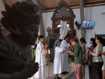 Umat Katolik di Bali Berbusana Adat Saat Misa Paskah