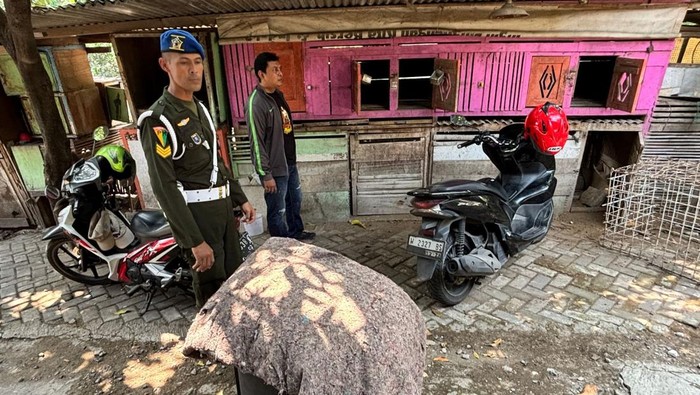 Personel gabungan menggerebek sebuah warung di Gresik diduga jadi tempat judi sabung ayam.