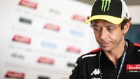 Ya tak ada embel-embel Ducati di baju Rossi, padahal Ducati saat ini memasok motor untuk timnya. Foto: Pertamina Enduro VR46 Racing Team