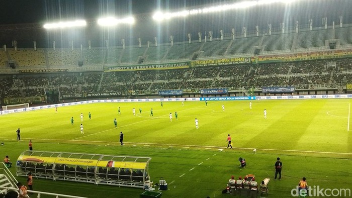 Pertandingan Persebaya Vs Madura United di Gelora Bung Tomo.