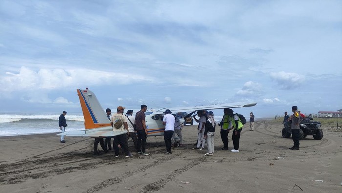 Pesawat yang mendarat darurat di pesisir Kampung Turis, Pangandaran