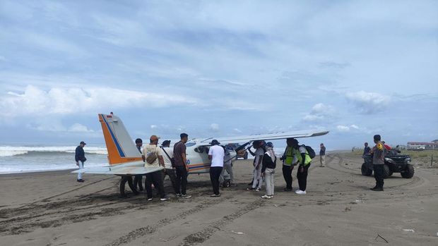 Pesawat yang mendarat darurat di pesisir Kampung Turis, Pangandaran