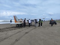 Detik-detik Pesawat Mendarat Darurat di Pantai Pangandaran