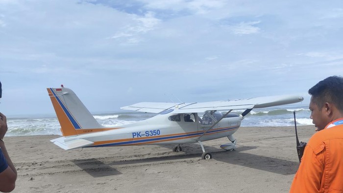 Pesawat yang mendarat darurat di pesisir Kampung Turis, Pangandaran