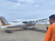 Pesawat Mendarat Darurat di Pesisir Pantai Pangandaran!