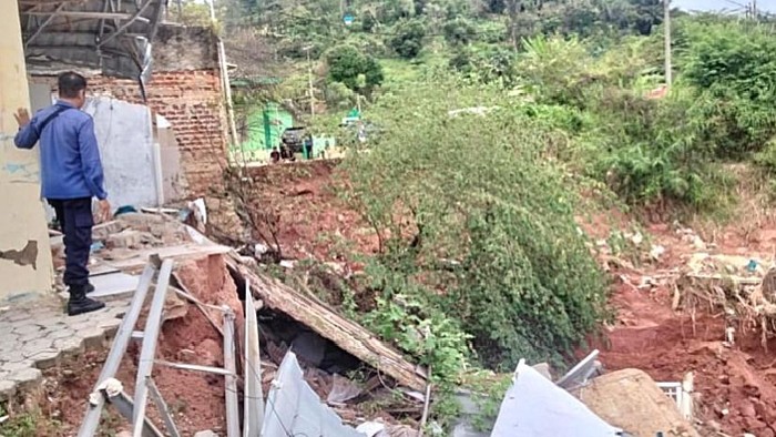 Petuga mengecek lokasi rumah yang terdampak longsor