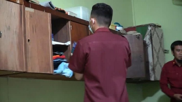 Petugas mengecek kamar tahanan di Rutan Kelas 1 Medan (Istimewa)