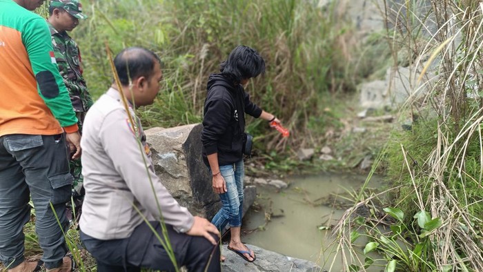 Polisi cek TKP Wanita Tewas tertimpa batu di tebing Gunung Putri Bogor, Jawa Barat (Dok istimewa)
