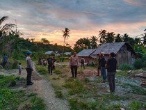 Pemuda Ini Tebas Warga yang Sedang Duduk di Depan Kios Saat Main HP