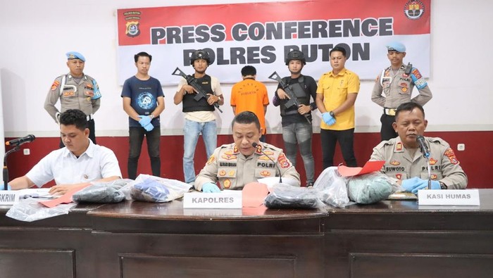 Polres Buton saat merilis kasus pembunuhan Kanit Provos Polsek Ambuau Aiptu Fajar Iwu.