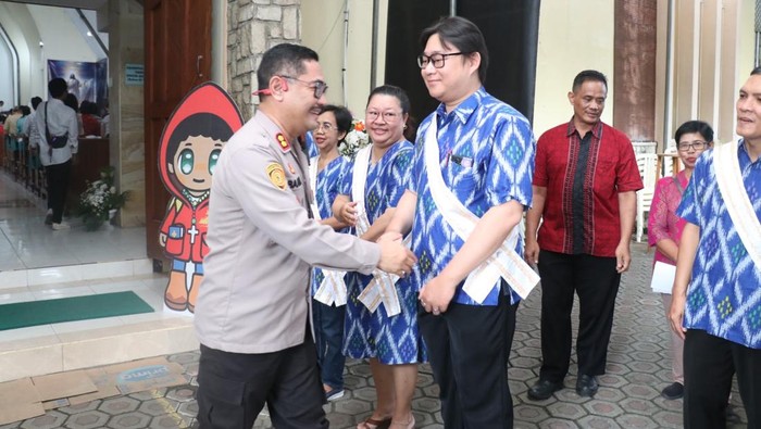 Polres Kebumen melaksanakan kegiatan pengamanan dalam rangka perayaan Paskah Kebangkitan Yesus Kristus yang digelar serentak di sejumlah gereja pada Minggu (20/4/2025).