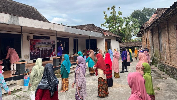 Polwan Polres Klaten saat menggelar senam sehat bersama wanita lansia di Dukuh Banyumalang, Desa Glagah, Kecamatan Jatinom dalam rangka peringatan Hari Kartini, Minggu (20/4/2025).