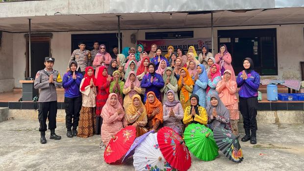 Polwan Polres Klaten saat menggelar senam sehat bersama wanita lansia di Dukuh Banyumalang, Desa Glagah, Kecamatan Jatinom dalam rangka peringatan Hari Kartini, Minggu (20/4/2025).