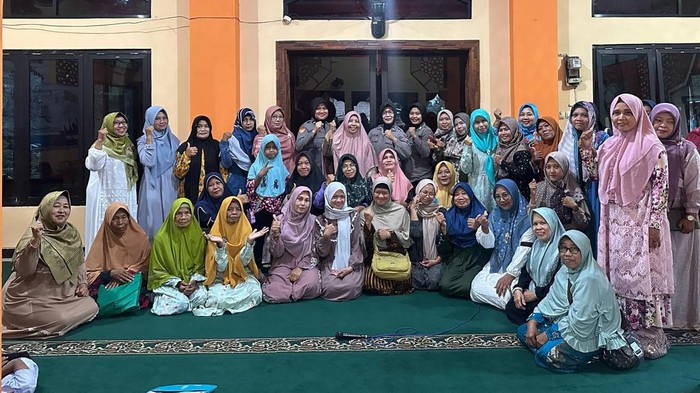 Polwan Polres Klaten saat menyambangi Majelis Taklim Kuntum Mekar di Masjid Nurul Iman, Desa Gumulan, Kecamatan Klaten Tengah, Sabtu (19/4/2025).