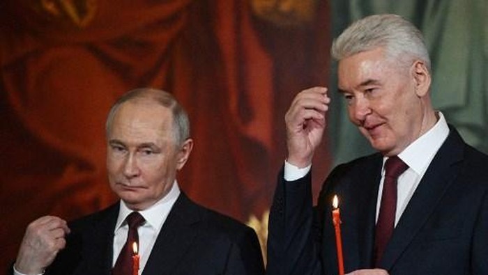 In this pool photograph distributed by Russian state agency Sputnik, Russias President Vladimir Putin (L) and Moscow Mayor Sergei Sobyanin attend an Orthodox Easter service at the Christ the Saviour Cathedral in Moscow early on April 20, 2025. (Photo by Ramil SITDIKOV / POOL / AFP)
