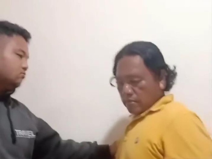 Pria berbaju kuning melakukan pencurian di kamar pasien RSUD Dr Pirngadi Medan (istimewa)