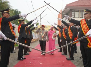 Pedang Pora Pisah Sambut Kapolres Probolinggo Kota Diwarnai Tangis Haru