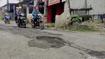 Warga Sidoarjo Protes Jalan Rusak dengan Tanam Pisang