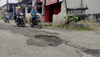 Warga menyebut, kondisi jalan semakin parah dengan banyaknya lubang besar, ditambah minimnya penerangan jalan yang kerap menyebabkan kecelakaan, terutama saat malam hari.