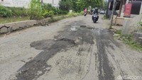 Jalan yang menghubungkan antardesa itu sudah rusak sejak 4 bulan terakhir.