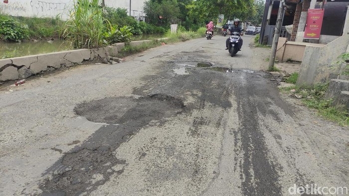 protes jalan rusak di sidoarjo