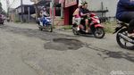 Warga Sidoarjo Protes Jalan Rusak dengan Tanam Pisang