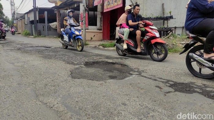 protes jalan rusak di sidoarjo