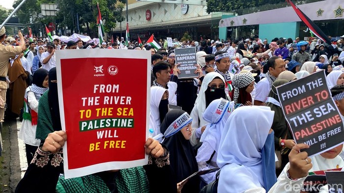 Ribuan massa aksi bela Palestina turun ke Jalan di Bandung, Minggu (20/4/2025).
