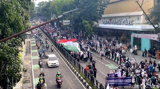 Ribuan massa aksi bela Palestina turun ke Jalan di Bandung, Minggu (20/4/2025).