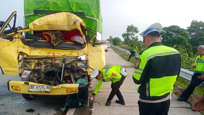 Saat polisi melakukan olah TKP truk tabrak fuso di ruas tol Terpeka