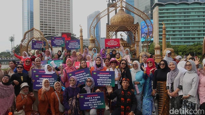 Sambut Hari Kartini dengan Berkebaya Sejumlah perempuan mengenakan baju adat daerah saat parade Hari Kartini di Hari Bebas Kendaraan Bermotor (HBKB), kawasan Bundaran HI, Jakarta Pusat, Minggu (20/4/2025).