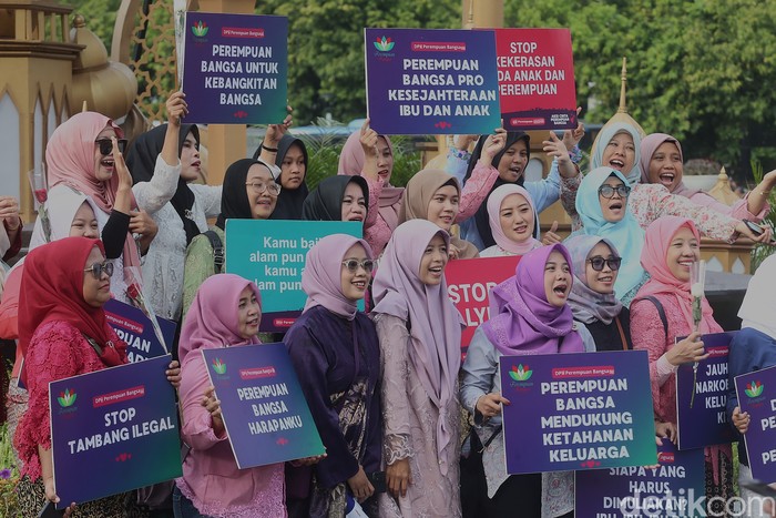 Sejumlah perempuan mengenakan baju adat daerah saat parade Hari Kartini di Hari Bebas Kendaraan Bermotor (HBKB), kawasan Bundaran HI, Jakarta Pusat, Minggu (20/4/2025).