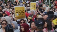 Kegiatan yang diikuti ratusan peserta tersebut dalam rangka menyambut Hari Kartini pada 21 April 2025.