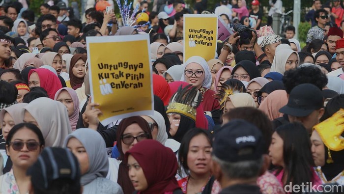 Sambut Hari Kartini dengan Berkebaya Sejumlah perempuan mengenakan baju adat daerah saat parade Hari Kartini di Hari Bebas Kendaraan Bermotor (HBKB), kawasan Bundaran HI, Jakarta Pusat, Minggu (20/4/2025).