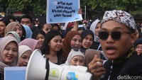 Mereka berparade dengan mengenakan kebaya dan baju adat tradisional.