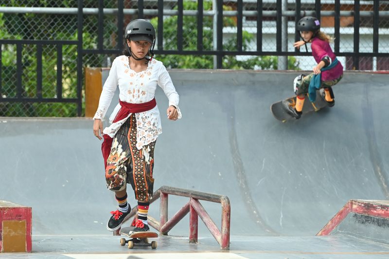 Dua anak bermain skateboard dengan mengenakan busana kebaya di Denpasar, Bali, Minggu (20/4/2025). Kegiatan itu diselenggarakan untuk memeriahkan peringatan Hari Kartini sekaligus mengajak para perempuan khususnya generasi muda untuk terus berkarya dan melakukan kegiatan-kegiatan yang positif. ANTARA FOTO/Fikri Yusuf/nym.
